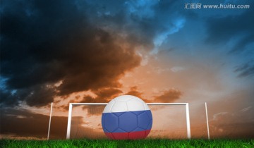 草地上的俄罗斯足球与球门
