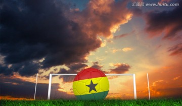 草地上的加纳足球与球门