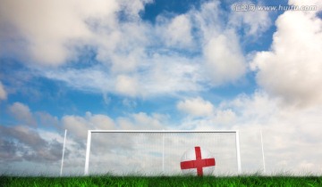 蓝色天空下的英国足球比赛