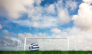 蓝天下希腊足球与球门