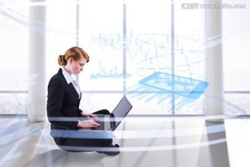 女商人使用筆記本電腦的復(fù)合形象