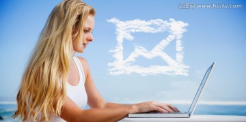 女人使用筆記本電腦的復(fù)合形象