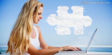女人使用筆記本電腦的復合形象