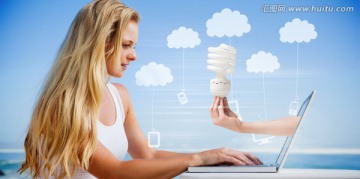 女人使用筆記本電腦的復合形象