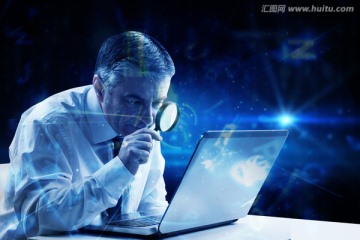 女人拿放大鏡看電腦的復合形象