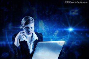 商人拿放大鏡看電腦的復(fù)合形象