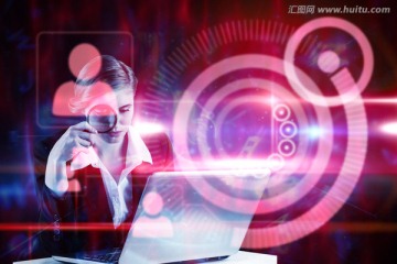 商人拿放大鏡看電腦的復(fù)合形象