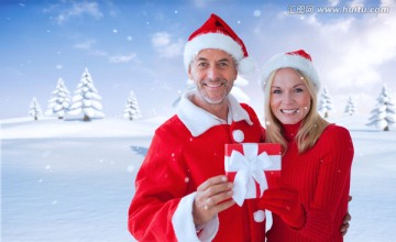 夫妇穿着圣诞装微笑的复合形象