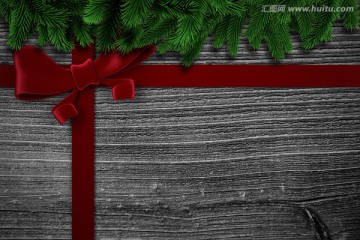 杉木树枝和红色的圣诞丝带