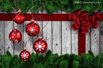 冷杉树的树枝和圣诞装饰品