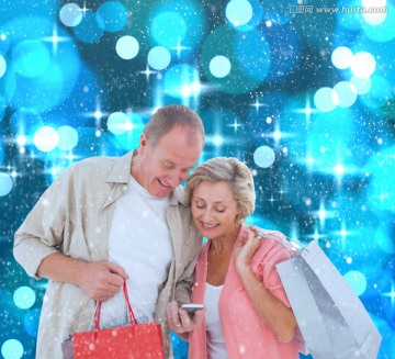 夫妇微笑着看着购物袋的复合形象