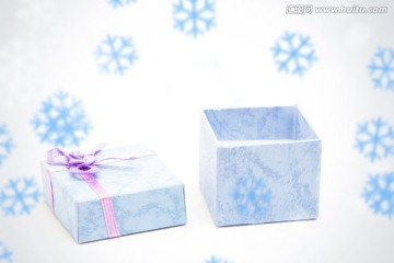 蓝色礼品盒与紫色丝带