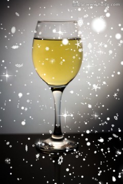 雪落在满是白葡萄酒的酒杯上