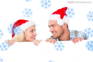 情侣戴着圣诞帽的复合形象