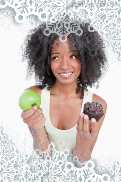 女人拿着苹果和巧克力的复合形象