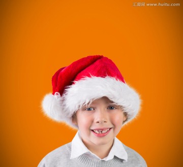 戴着圣诞帽微笑着的小男孩