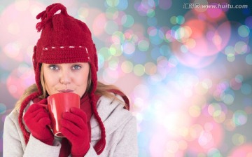 金發(fā)女人喝著熱飲料的復(fù)合形象