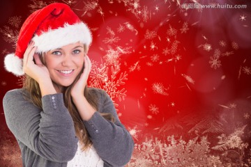 女人戴着圣诞帽微笑的复合形象