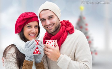 圣誕節夫婦捧著杯子取暖
