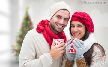 圣誕節夫婦捧著杯子取暖