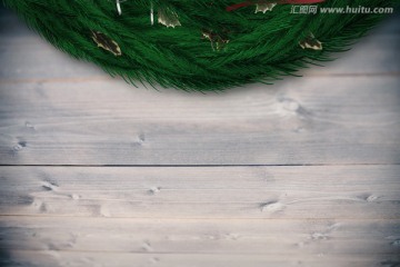 喜庆的圣诞花环和漂白的木板背景