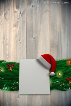 冷杉枝圣诞装饰花环和木板背景