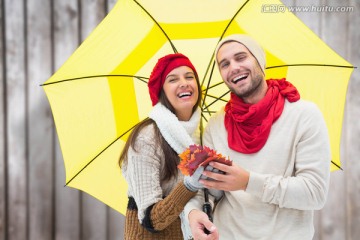 秋天的夫妇拿着伞