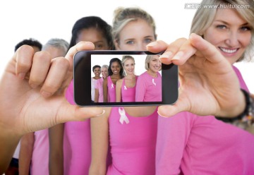 乳腺癌志愿者对着手机微笑着
