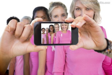 乳腺癌志愿者对着手机微笑着