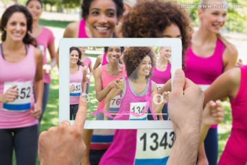 用平板电脑给女运动员们拍照