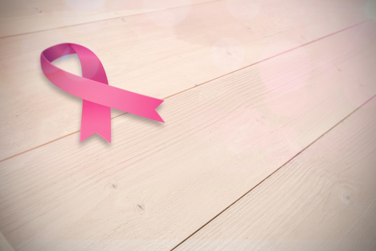 乳腺癌意识带对漂白的木板背景