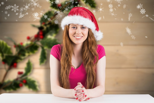 女人戴着圣诞帽微笑的复合形象