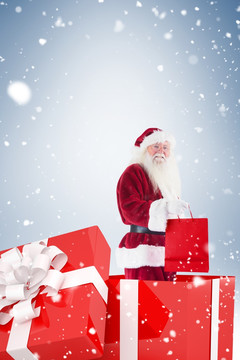 圣诞老人站在礼物中的复合形象