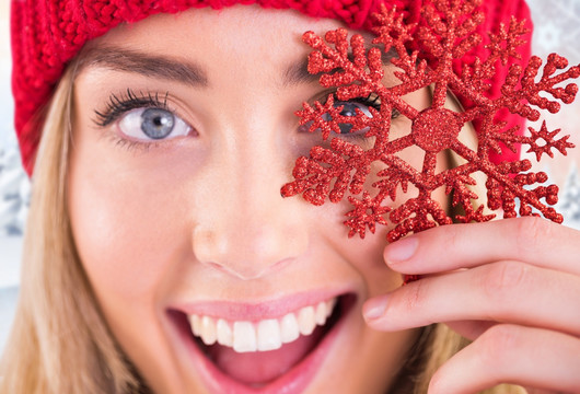金發(fā)女人捧紅雪花的復(fù)合形象