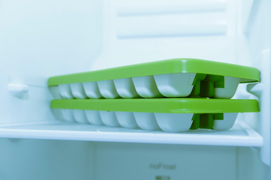 冰箱中的塑料制冰盒