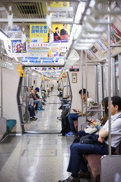 日本地铁车厢内景