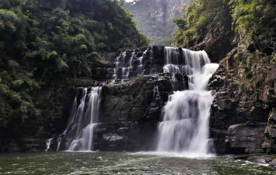 山间流水