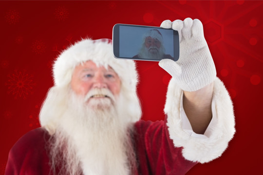 圣诞老人拿着手机自拍