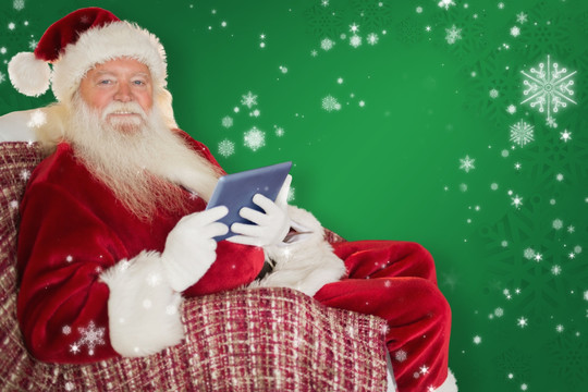 面带微笑的圣诞老人坐在扶手椅上