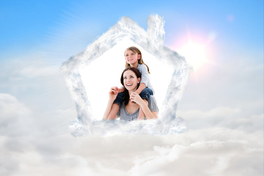 開朗的母親背著女兒