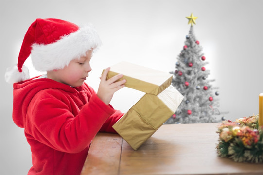 圣诞节打开礼物盒的可爱男孩