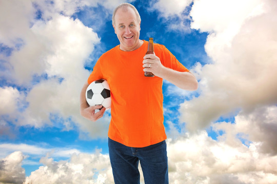 男人抱着足球的复合形象