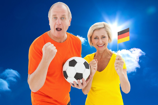 拿着足球和德国国旗的夫妇