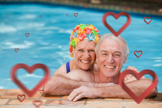 夫妇趴在游泳池边微笑的复合形象
