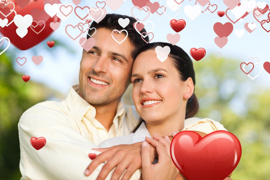 夫妻倆幸福依偎在一起