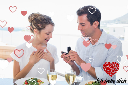 午餐桌上對(duì)女朋友送結(jié)婚戒指