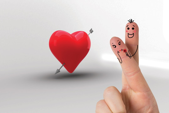 手指交叉像一对夫妇的红色的心