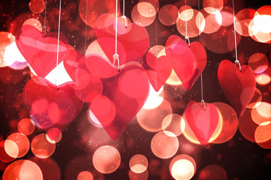 爱的心对闪烁的红色和橙色的灯光
