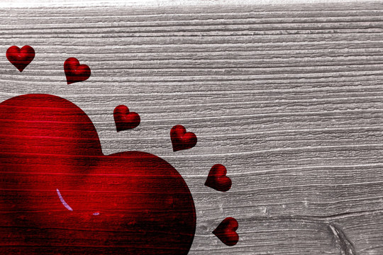红色爱的心印在灰色木板