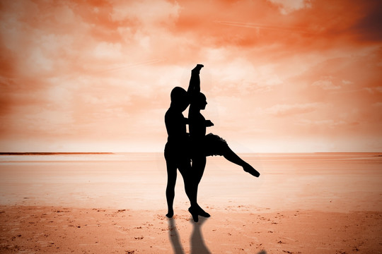 在沙滩上跳芭蕾舞的男人女人